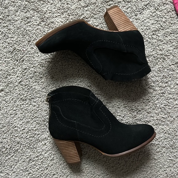BRAND NEW UGG BLACK SUEDE ANKLE BOOTS SIZE 6 - Picture 1 of 6